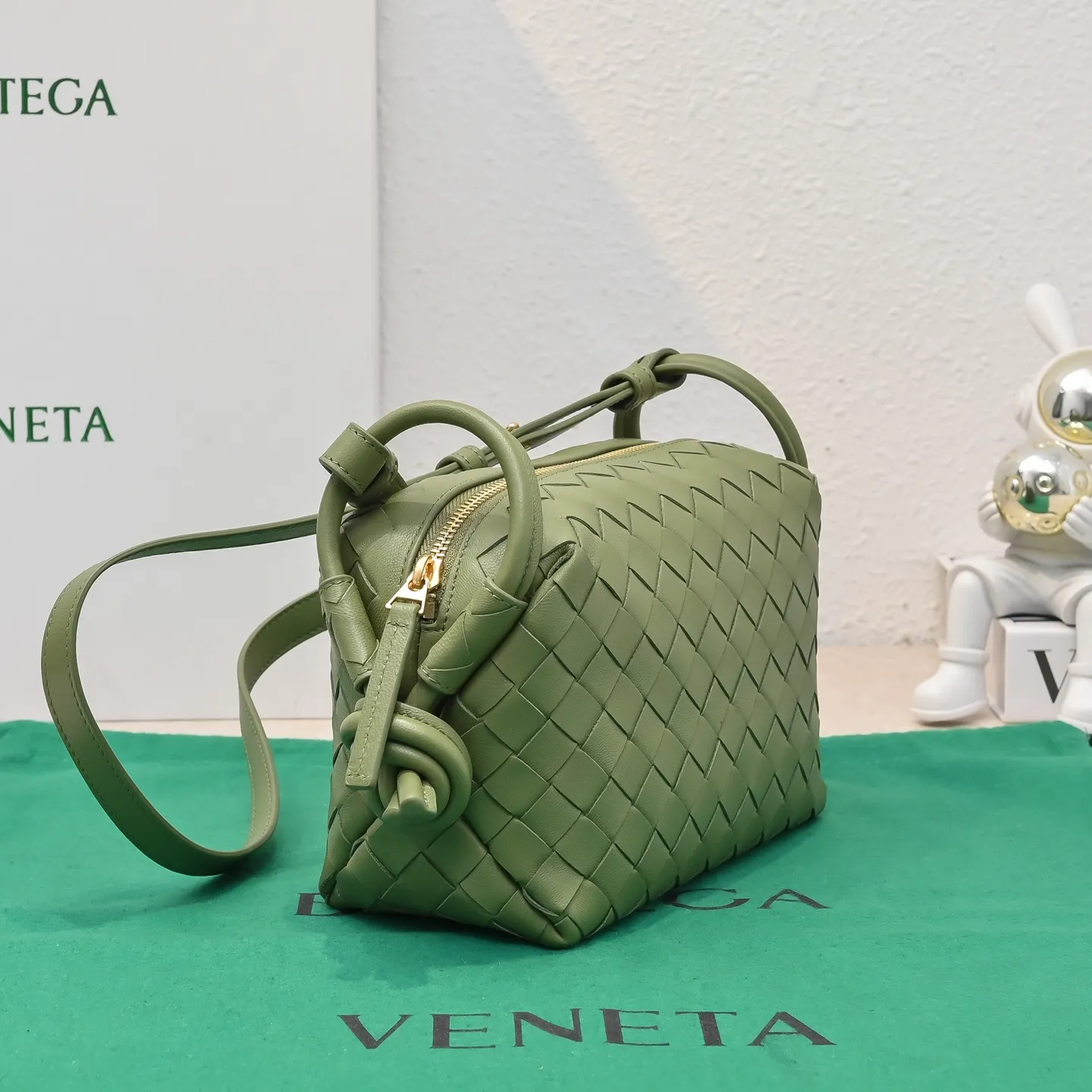 Batch 1360 BOTTEGA VENETA new loop is here! ! Many girls who like BV have owned the Loop bag. It has a simple appearance, classic weaving, and a compact and lightweight bag shape. This innovation continues the "camera bag" shape. Unlike the traditional Loop bag, which can only be worn as a crossbody bag, this innovation It can be carried by hand or cross-body, satisfying both the concave shape and daily needs. The oversized buckle can be folded and used as a handle. The sultry heat in summer ☀️ usually reduces people's desires. Having a lightweight bag will greatly enhance the happiness of traveling🫧 Style number: 6615 Size: 19*12*9cm